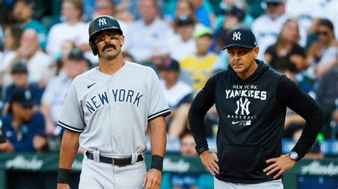 Matt Carpenter Fractures Foot in Yankees Win Over Mariners - The New York Times