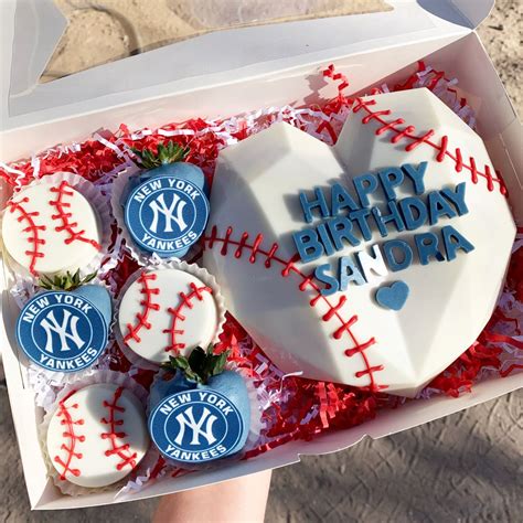 New York Yankees Breakable Chocolate Dipped Dessert Chocolate