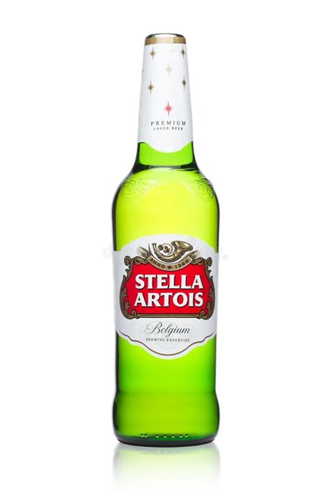 Botella Fría De Cerveza De Lager Heineken Sobre Fondo Verde Imagen de