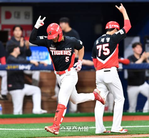 포토 해냈다 ‘kbo 최초 월간 10홈런 10도루 달성 김도영