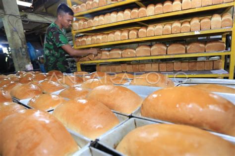 Produksi Roti Tawar Antara Foto