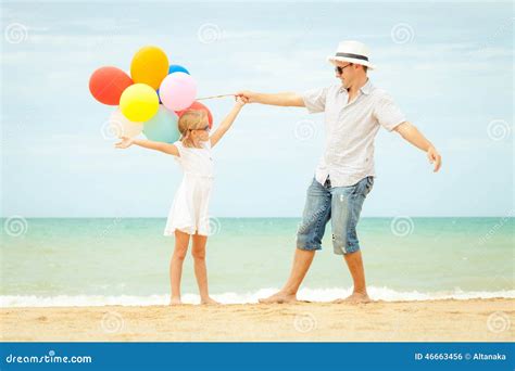 Pai E Filha Que Jogam Na Praia No Tempo Do Dia Foto De Stock Imagem