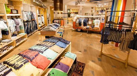 Small Cloth Shop Interior Design Ideas