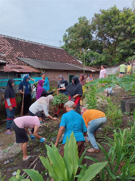 Giat Pagi Gotong Royong Bersih Sampah Ibu Ibu Rt Bulan Februari