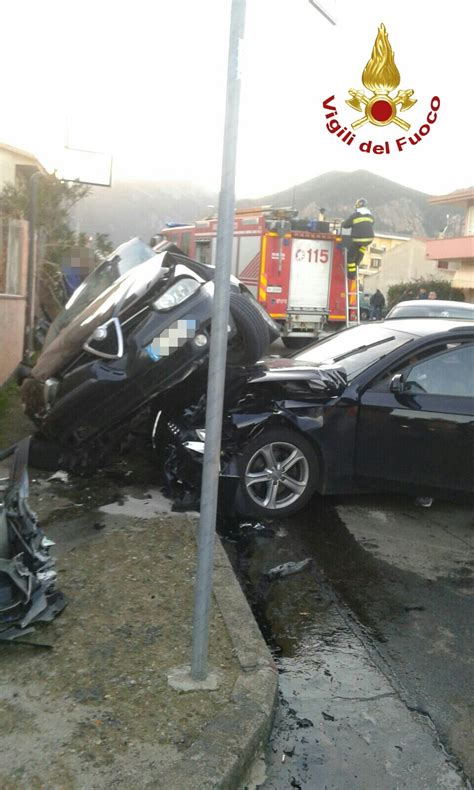 Rocambolesco Incidente A Villacidro Per Mancata Precedenza Tre Auto