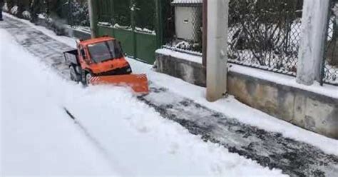 Schneeschippen Leicht Gemacht Ein Ferngesteuerter Unimog Schneepflug