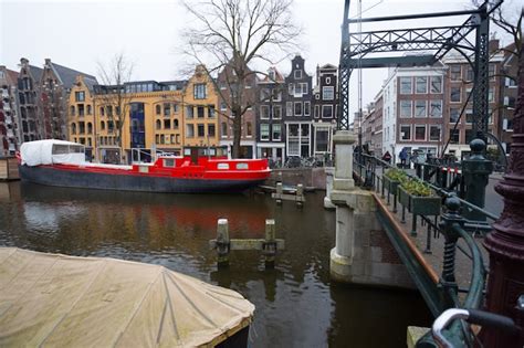 Belas ruas pontes e canais na famosa cidade de amsterdã holanda