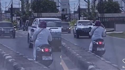 Viral Aksi Emak Emak Naik Motor Pelat Da Kalsel Nekat Lawan Arus