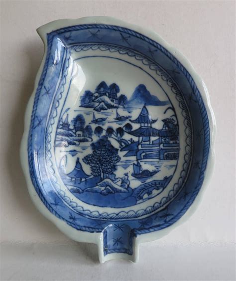 Th Century Chinese Export Leaf Dish Canton Blue And White