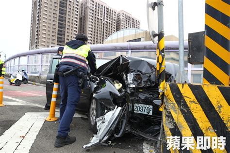 新聞 轎車自撞新北環快匝道護欄 駕駛命危送醫 看板gossiping Ptt網頁版