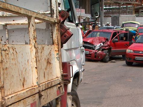 G1 Caminhão Perde Controle Bate Em 6 Carros E Deixa Feridos Em