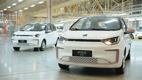 La Jac Yiwei Est La Premi Re Voiture Produite En S Rie Quip E D Une