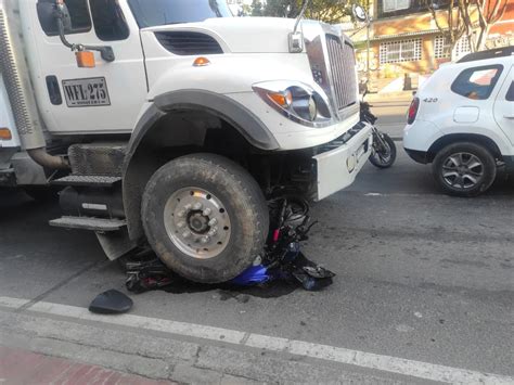 Motociclista Se Salvó De Milagro Terminó Debajo De Una Volqueta En Un Impresionante Accidente