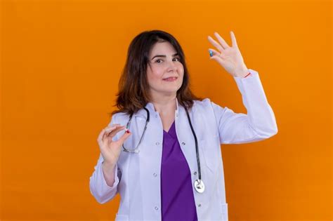 Doctora De Mediana Edad Vistiendo Bata Blanca Y Con Estetoscopio