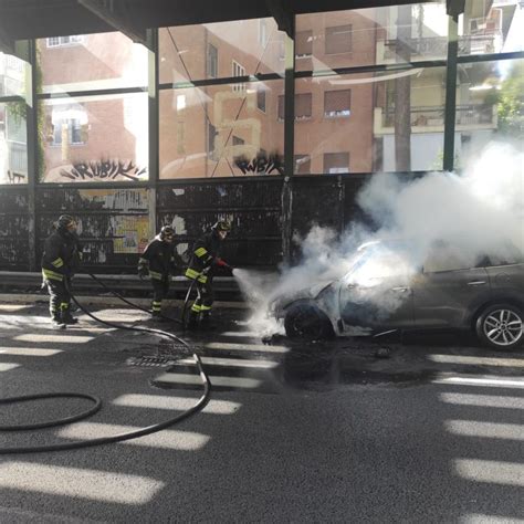 Roma l auto prende fuoco mentre è in transito traffico in tilt sulla