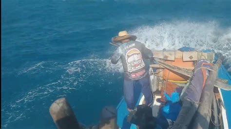 Pescaria Em Alto Mar Peixe Grande Na Linha A Km Da Costa Mar Boa