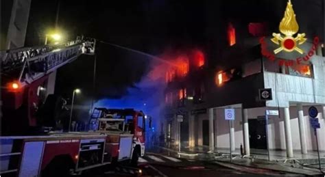 Milano Incendio In Un Palazzo Del Centro Evacuate Persone Quattro