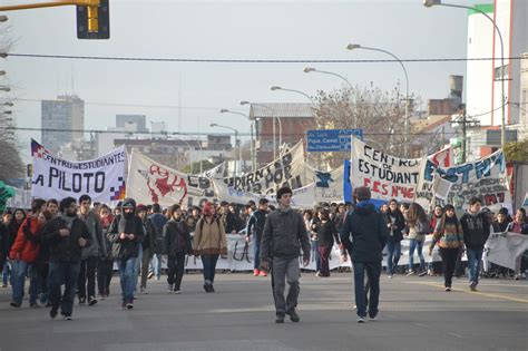 Estudiantes Se Manifestaron En El Consejo Escolar Diario La Capital