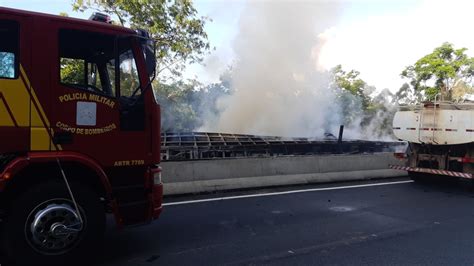 Caminhão pega fogo após tombar na BR 376 Rede Clima