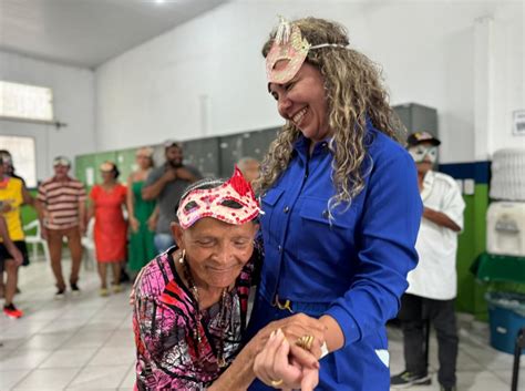 Prefeita Cordélia Torres prestigia Baile de Carnaval voltado