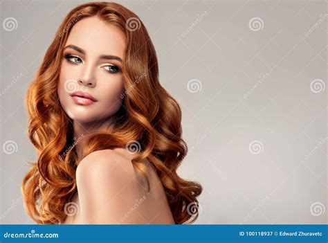 Femme Dune Chevelure Rouge Avec La Coiffure Volumineuse Brillante Et