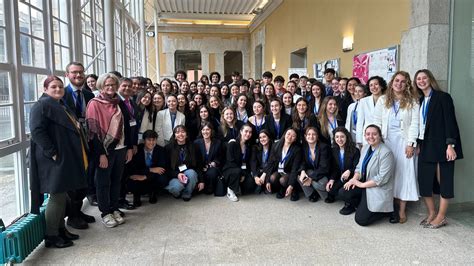 Setenta Alumnos Del Campus De Ferrol Y Del Ourensano Recrean Tres