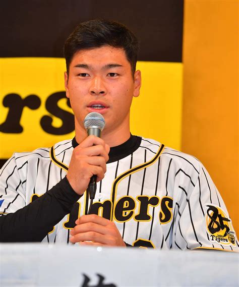 打倒巨人！阪神1位佐藤輝明「新人王＆30本」宣言 プロ野球写真ニュース 日刊スポーツ