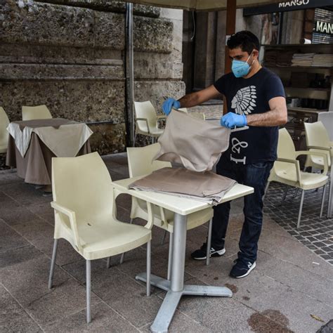 Le Regole Per Bar E Ristoranti Vietate Le Comitive Mascherina Se Non