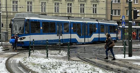 Wykolejony tramwaj zablokował centrum Krakowa ZDJĘCIA Zdjęcie