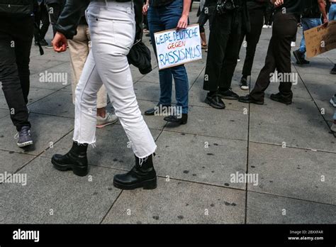 Weisse Deutsche Gegen Rassismus Fotos Und Bildmaterial In Hoher