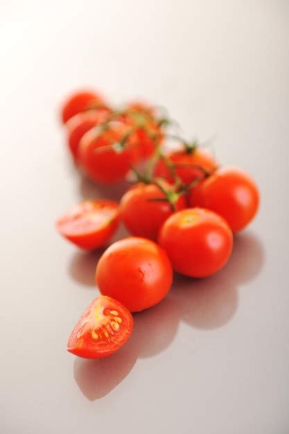 Pequeno Grupo De Tomate Vermelho Fresco Molhado Isolado No Branco