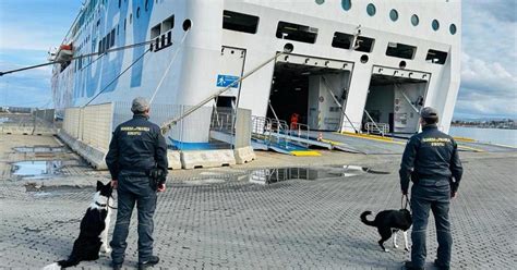 In Manette Subito Dopo Lo Sbarco Dal Traghetto A Porto Torres Con