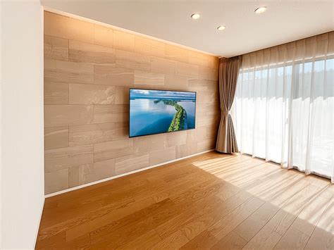 愛知県半田市でエコカラット壁（ストーングレース）が貼られた壁に65インチ液晶テレビソニーkj 65x80kを壁掛け Cato施工事例1329