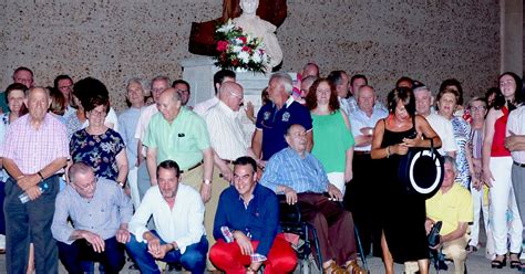 Manzanares en Imágenes Ofrenda floral ante la escultura de Ignacio