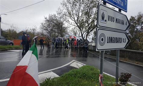 Strada Crollata A Longobardi Sit In Dei Cittadini Di Vibo Valentia Video