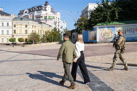 Олена Зеленська дала відверте інтерв ю перша леді України розповіла як на її родину вплинула