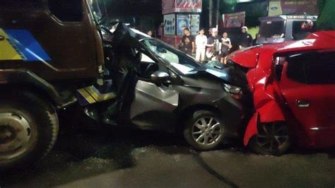 Mobil Brio Dan Agya Terjepit Truk Mobil Terlibat Kecelakaan Beruntun