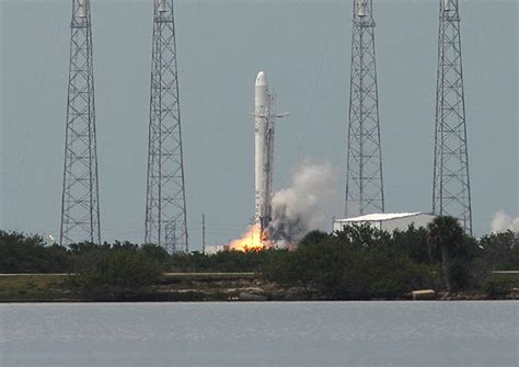 Spaceflight Now | Falcon Launch Report | First Falcon 9 rocket blasts off