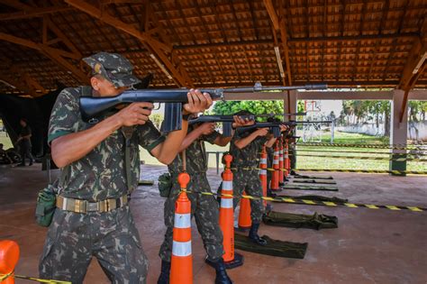 Soldados do 9º BPE realizam Tiro de Instrução Básico