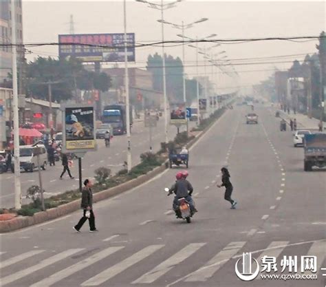 晋江安海一女子横穿马路被撞 监控拍下惊魂瞬间 城事要闻 东南网泉州频道