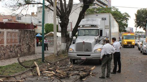 Tráiler Causa Apagón En El Bulevar Díaz Ordaz Periódico Am