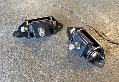 Motor Mounts Ford 302 and 351w - Solo Motorsports