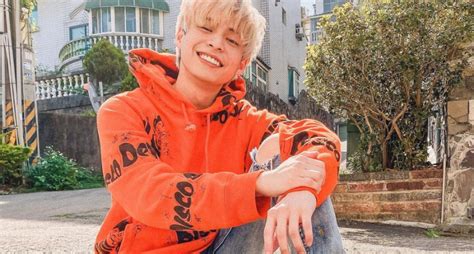 Giấu bạn trai tòm tem với nam Youtuber nổi tiếng cô nàng hot girl xinh đẹp bị bắt tại trận