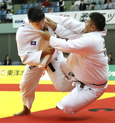 男子100キロ超級で上川大樹（右）に一本勝ちし、初優勝した小川雄勢（共同） ― スポニチ Sponichi Annex スポーツ