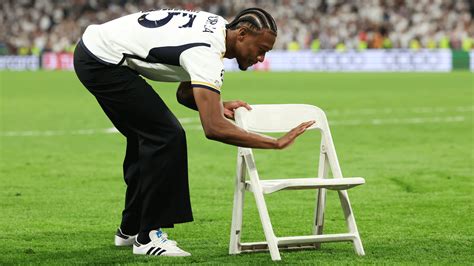 Antonio Rüdiger célèbre avec une chaise pliante emblématique après que