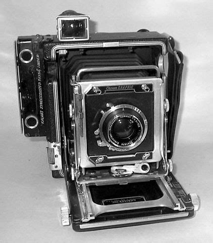 Stereo photos of Graflex cameras