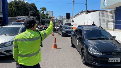 Carreta destrói limitador de altura de veículos na Avenida João Valério