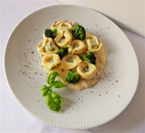 Tortellini ze szpinakiem i ricottą w sosie smietanowym przepis