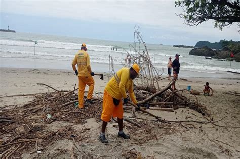 Mais de 90 toneladas de resíduos já foram recolhidas das praias de