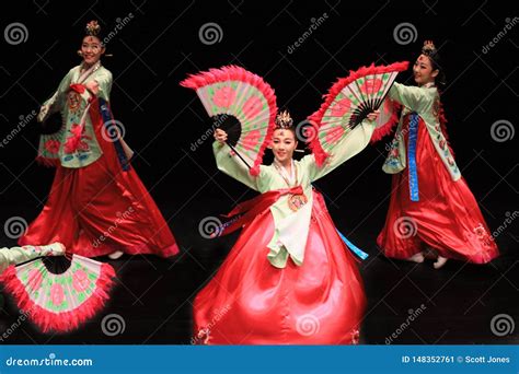 Traditional Korean Fan Dance Editorial Photo - Image of korean ...